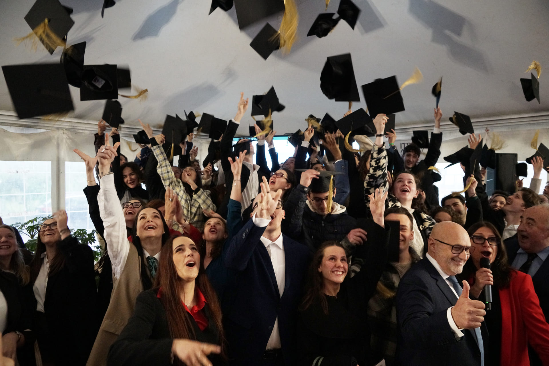 ragazzi che lanciano in aria i cappelli