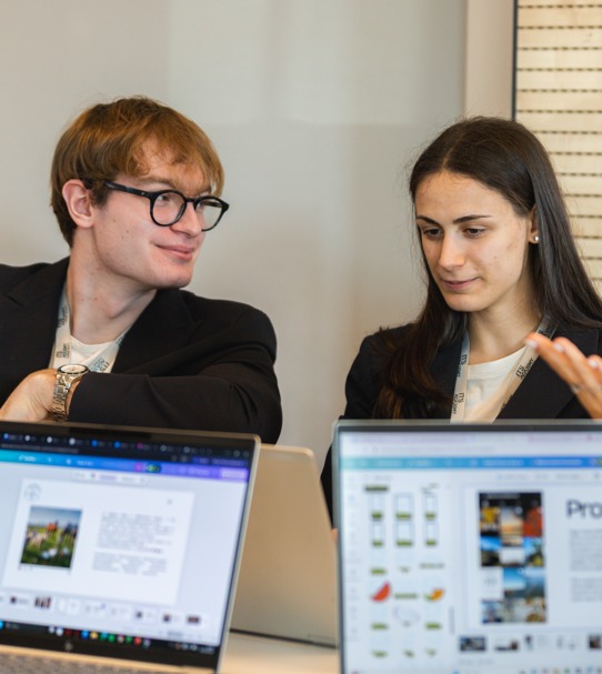 due ragazzi al computer