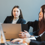 ragazze davanti a dei computer che parlano