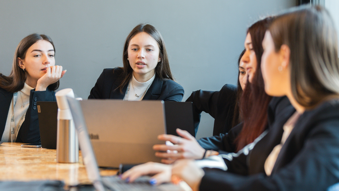 ragazze davanti a dei computer che parlano