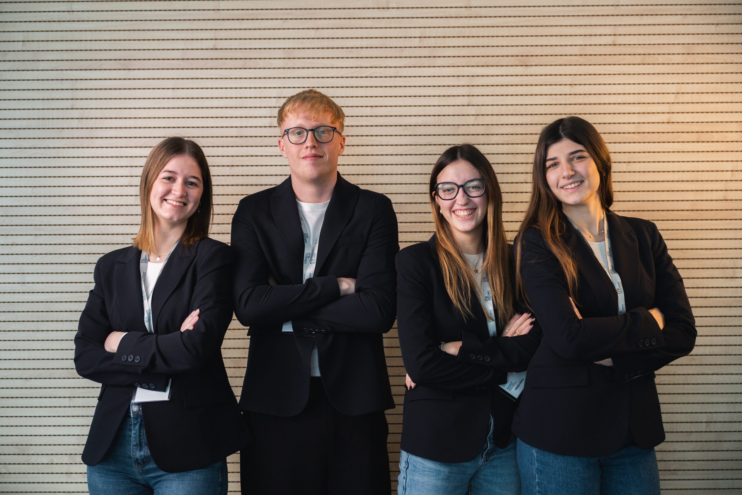 quattro ragazzi in posa