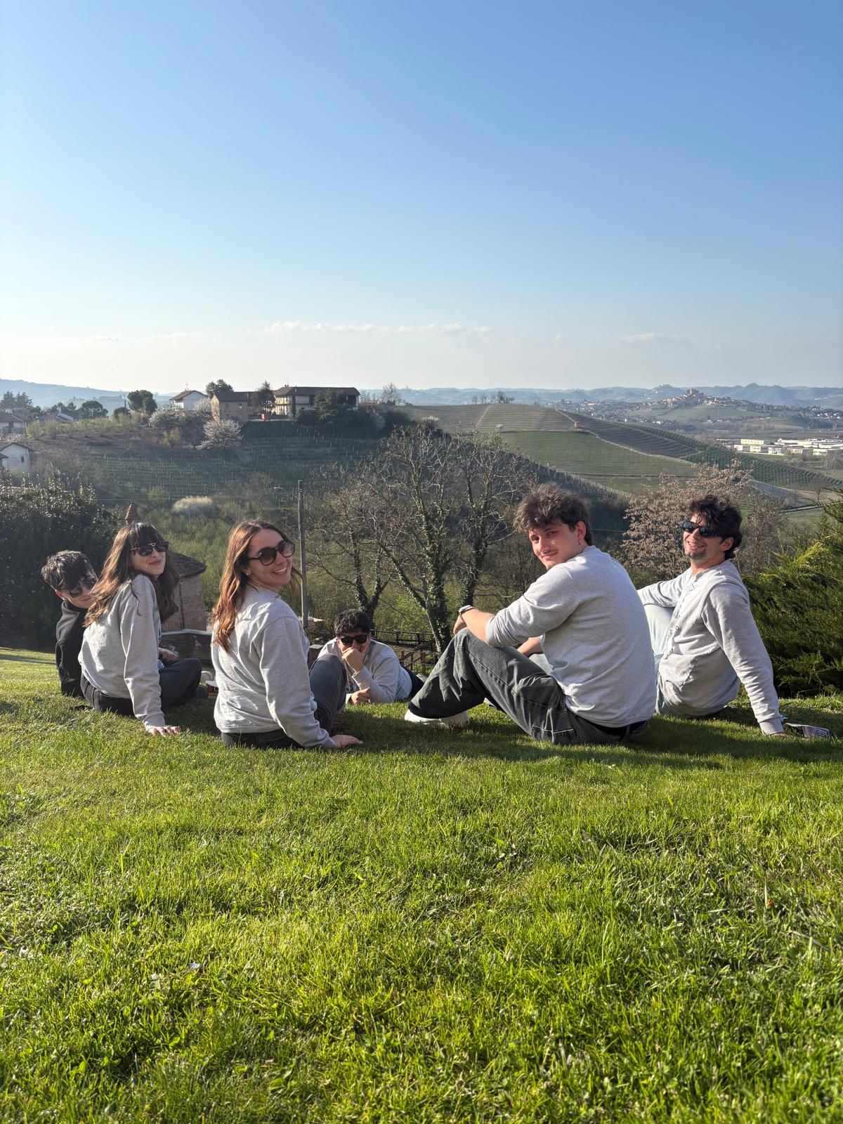 ragazzi seduti su un prato