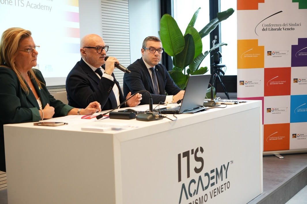 tre persone in una conferenza