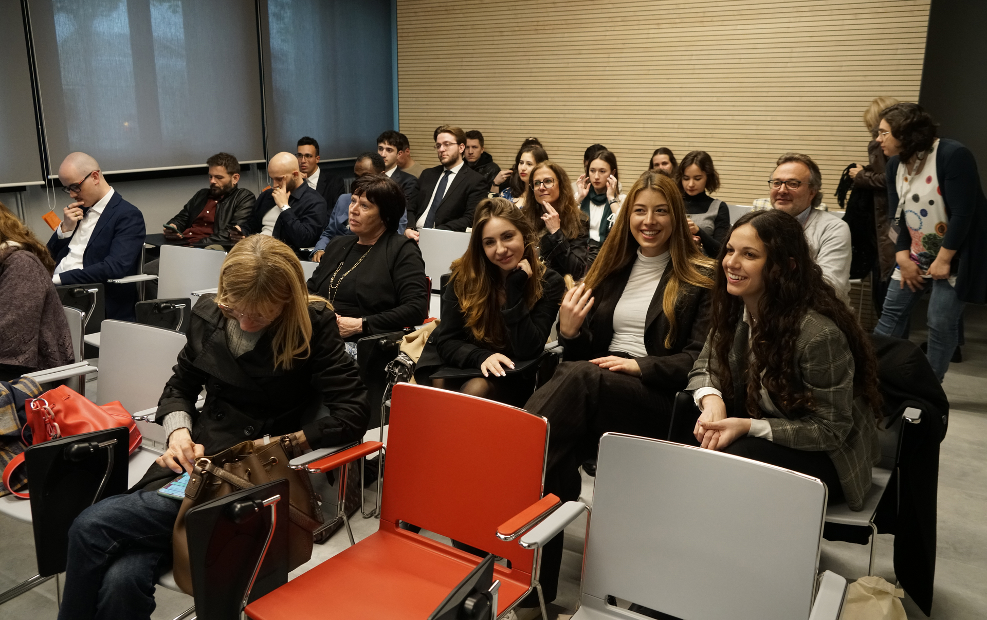 persone sedute in attesa di una conferenza