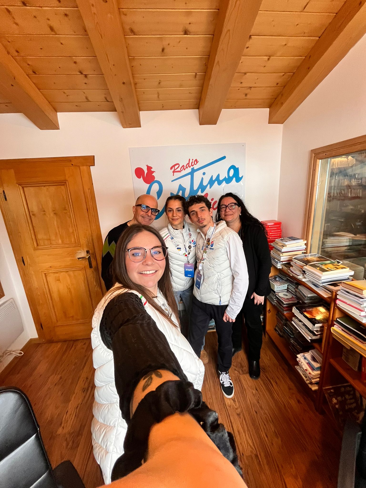 ragazzi che fanno un selfie