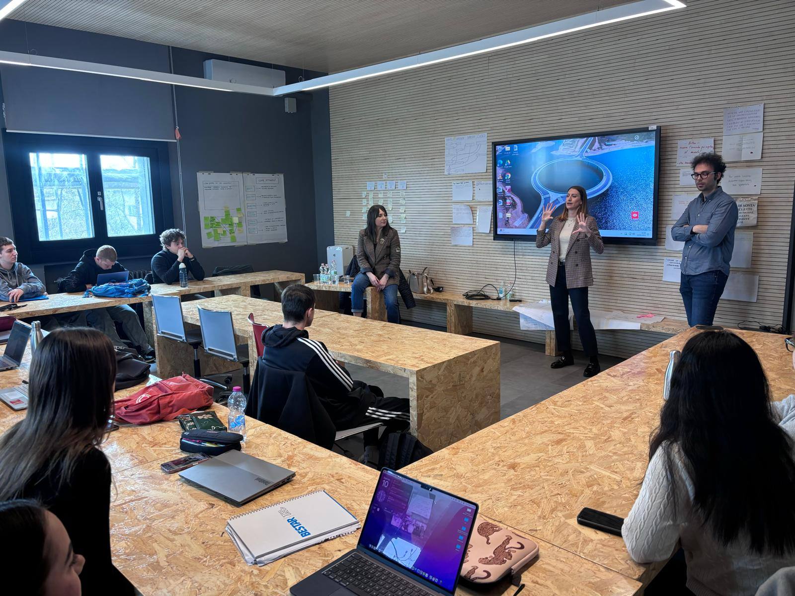 lezione con alunni e insegnanti