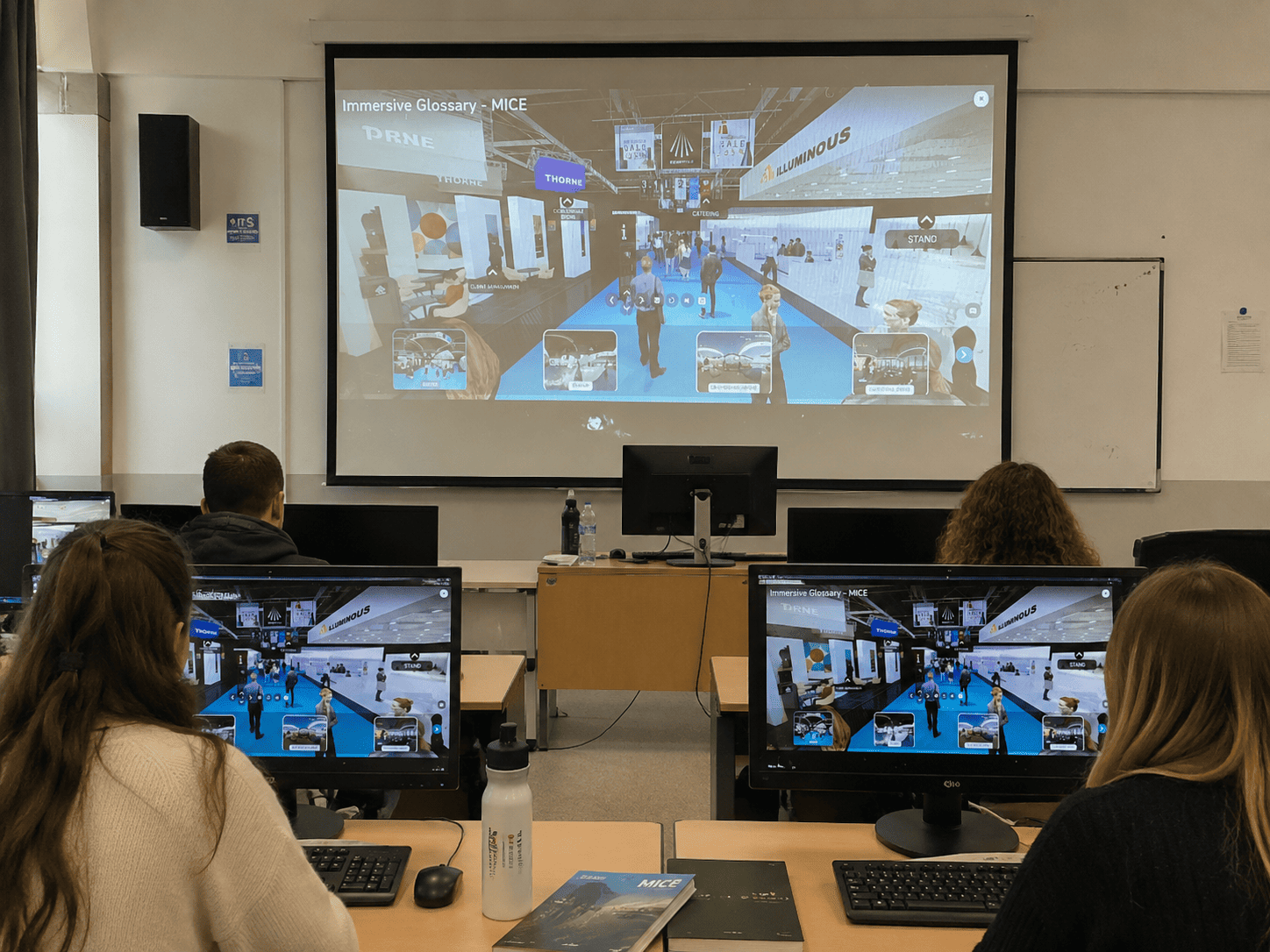 ragazzi in un'aula davanti a dei pc